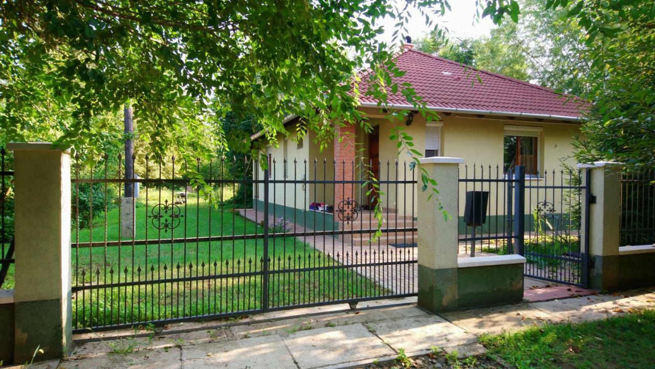 Gyuemoelcsoeskert Szallashely Debrecen Exterior photo